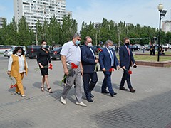 В Воронеже в День памяти и скорби возложили цветы и венки к могиле Неизвестного солдата