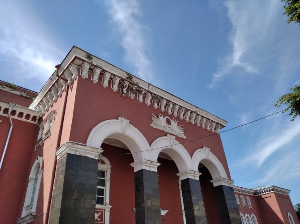 Умирает, но не сдается. Посмотрим 14 фото, что стало с Домом офицеров через девять лет после смены владельца