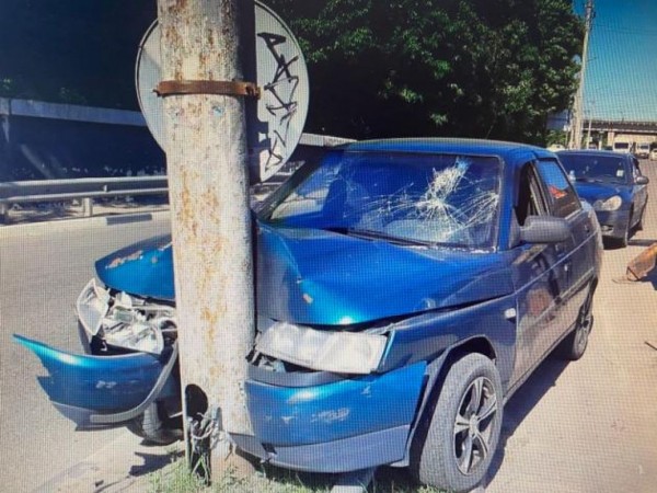 В Воронеже ВАЗ влетел в фонарь &ndash; пострадали четыре человека