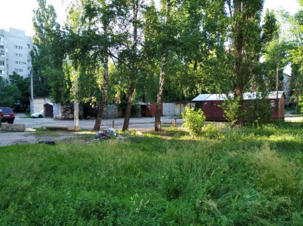 Жители Остужева, Минской и Ленинского проспекта не знают, сколько платят за вывоз мусора, но дышат вонью от переполненных контейнеров каждый день (наследие Ишутина-2)