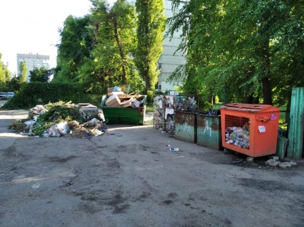 Жители Остужева, Минской и Ленинского проспекта не знают, сколько платят за вывоз мусора, но дышат вонью от переполненных контейнеров каждый день (наследие Ишутина-2)