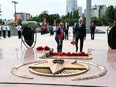 В Воронеже в День памяти и скорби возложили цветы и венки к могиле Неизвестного солдата