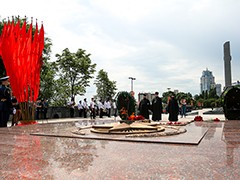 В Воронеже в День памяти и скорби возложили цветы и венки к могиле Неизвестного солдата