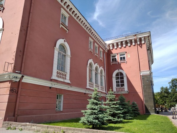 Умирает, но не сдается. Посмотрим 14 фото, что стало с Домом офицеров через девять лет после смены владельца