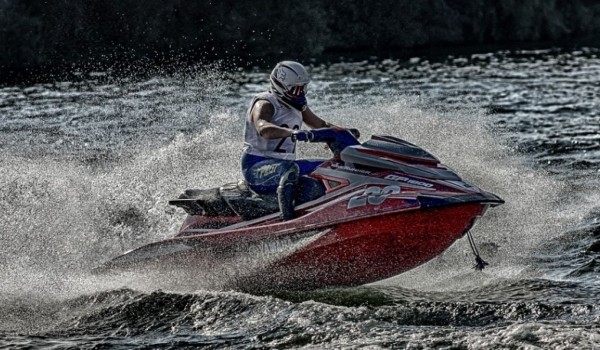 Названа причина столкновения лодки и гидроцикла на реке Воронеж
