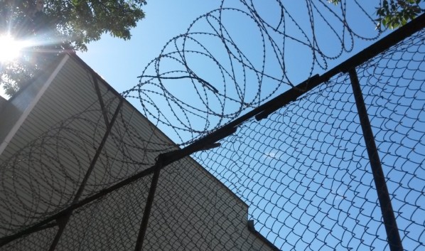 Житель Воронежа по просьбе знакомого перебросил в колонию марихуану и героин