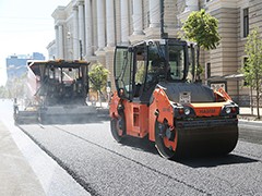 На перекрытом для движения участке проспекта Революции уложили верхний слой дорожного покрытия