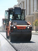 На перекрытом для движения участке проспекта Революции уложили верхний слой дорожного покрытия