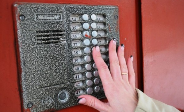 Жительница Воронежа не смогла проголосовать из-за сломанного домофона