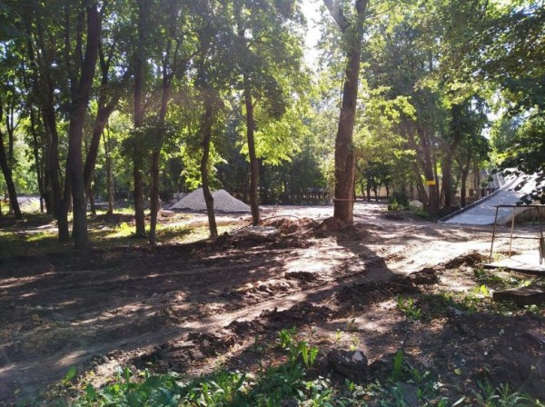 Парк &laquo;Орлёнок&raquo; оброс сорняком и недостроенными объектами