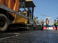 На перекрытом для движения участке проспекта Революции уложили верхний слой дорожного покрытия