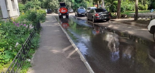 Крупные управляющие компании охладили воронежские дворы в аномальную жару (ФОТО)