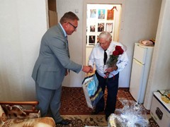 В Ленинском районе поздравили ветерана с юбилеем