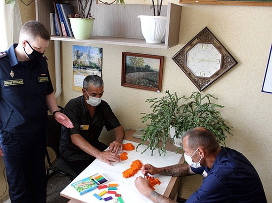 В колонии под Воронежем осужденных учат лепить из пластилина