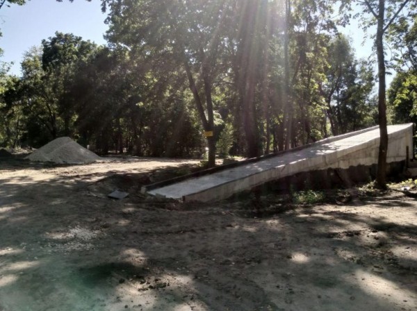 Парк &laquo;Орлёнок&raquo; оброс сорняком и недостроенными объектами