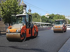 На перекрытом для движения участке проспекта Революции уложили верхний слой дорожного покрытия