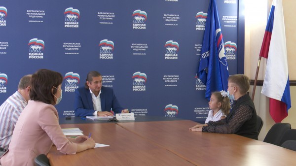 Депутат Госдумы помог воронежской сироте получить квартиру