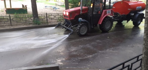 Крупные управляющие компании охладили воронежские дворы в аномальную жару (ФОТО)