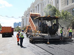 На перекрытом для движения участке проспекта Революции уложили верхний слой дорожного покрытия