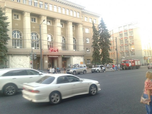 К зданию Центрального телеграфа в Воронеже съехались спецслужбы