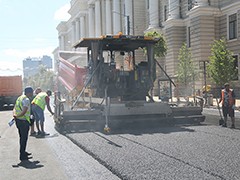 На перекрытом для движения участке проспекта Революции уложили верхний слой дорожного покрытия