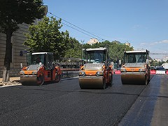 На перекрытом для движения участке проспекта Революции уложили верхний слой дорожного покрытия