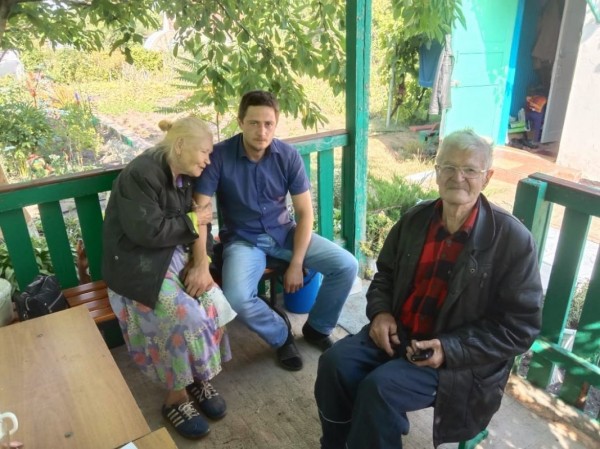 Под Воронежем мужчина вытащил из горящего дома пожилую пару
