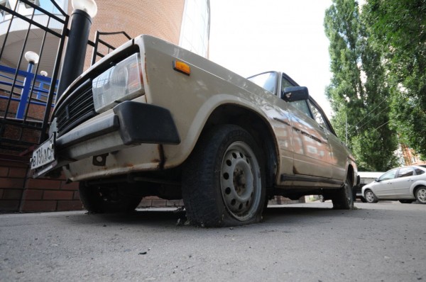 Водитель ВАЗа попал в больницу после столкновения с КамАЗом под Воронежем