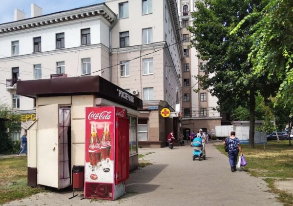 Кафешки Андрея Прытыкина испортили архитектурный облик известной сталинки