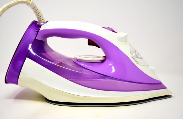 В Воронеже спасатели помогли девочке, застрявшей между ножками гладильной доски