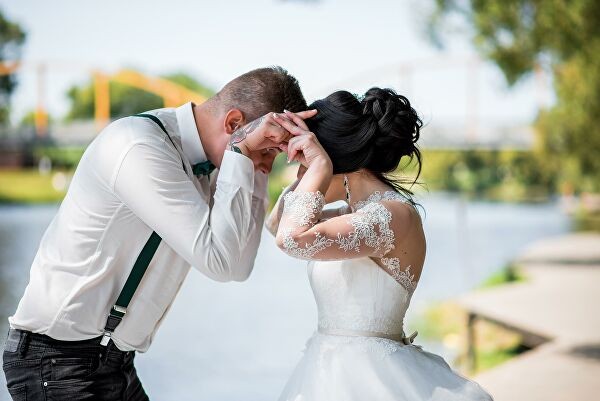 "Чуйка сработала, понимаете". Истории людей, поженившихся вслепую