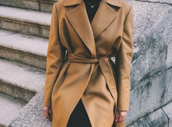 В Воронеже девушка хотела продать пальто, но стала жертвой мошенника
