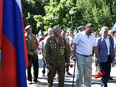 В Воронеже возложили цветы и венки к памятнику &laquo;Воронеж &ndash; родина ВДВ&raquo;
