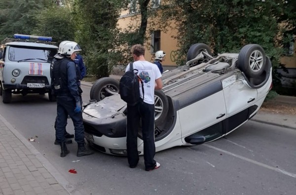 &laquo;Ниссан&raquo; перевернулся после ДТП на перекрёстке в Воронеже