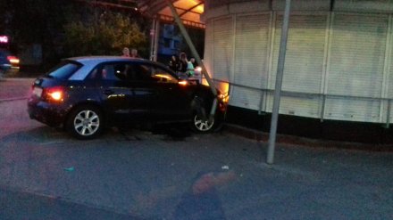 Автомобилистка врезалась в киоск с овощами в Воронеже: 2 человека в больнице