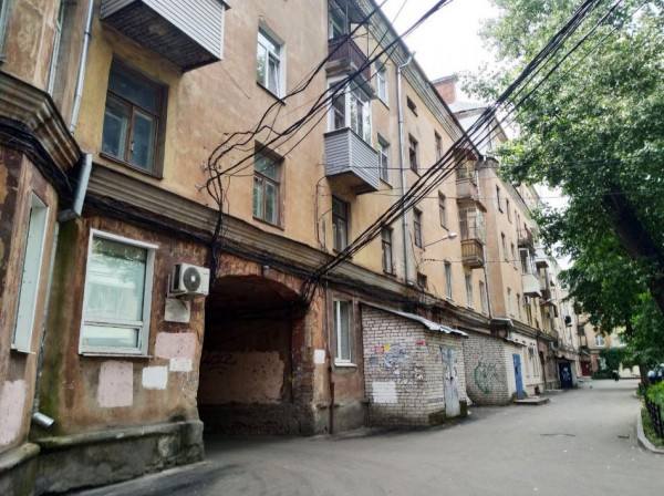 Кафешки Андрея Прытыкина испортили архитектурный облик известной сталинки