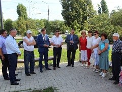 В Левобережном районе руководитель управы района Вадим Башилов провел инспекционный объезд дворовых территорий