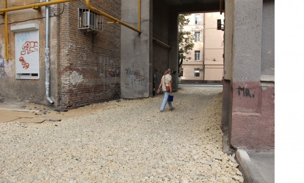 Разломали и скрылись. Как дорожники по госконтракту ремонтируют территорию пятиэтажки на Куцыгина