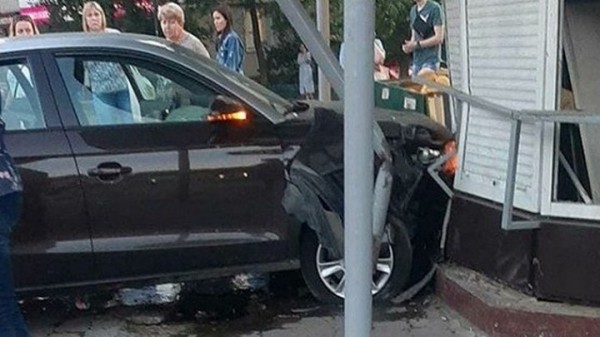 Автомобилистка врезалась в киоск с овощами в Воронеже: 2 человека в больнице
