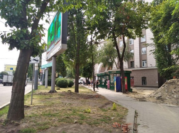 Кафешки Андрея Прытыкина испортили архитектурный облик известной сталинки