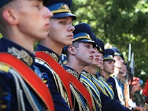 В Воронеже возложили цветы и венки к памятнику &laquo;Воронеж &ndash; родина ВДВ&raquo;