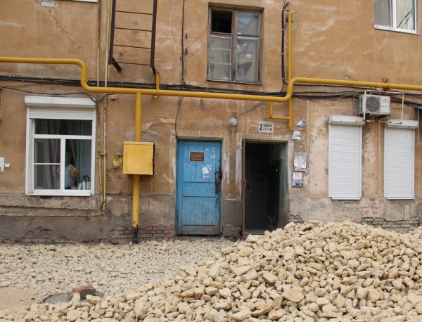 Разломали и скрылись. Как дорожники по госконтракту ремонтируют территорию пятиэтажки на Куцыгина