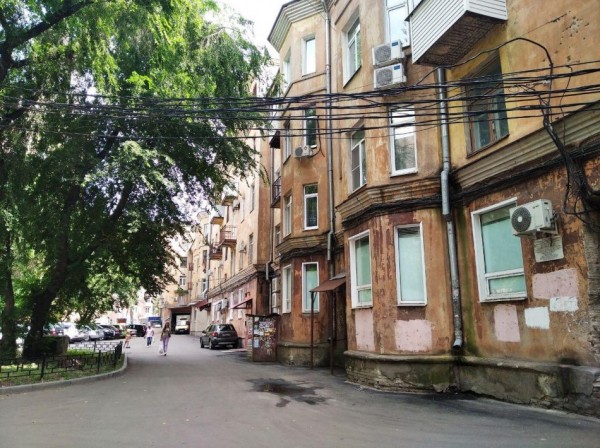 Кафешки Андрея Прытыкина испортили архитектурный облик известной сталинки