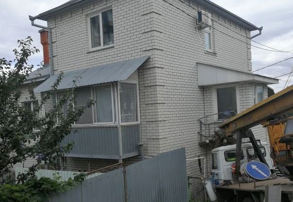 В Воронеже автовышка снесла забор и въехала в дом
