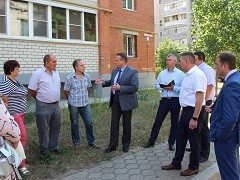 В Левобережном районе руководитель управы района Вадим Башилов провел инспекционный объезд дворовых территорий