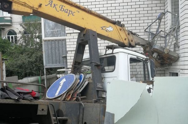 В Воронеже автовышка снесла забор и въехала в дом
