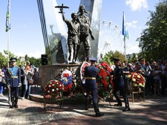 В Воронеже возложили цветы и венки к памятнику &laquo;Воронеж &ndash; родина ВДВ&raquo;