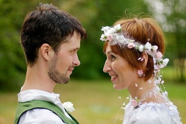 "Чуйка сработала, понимаете". Истории людей, поженившихся вслепую