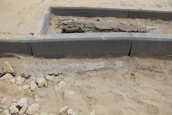 Разломали и скрылись. Как дорожники по госконтракту ремонтируют территорию пятиэтажки на Куцыгина