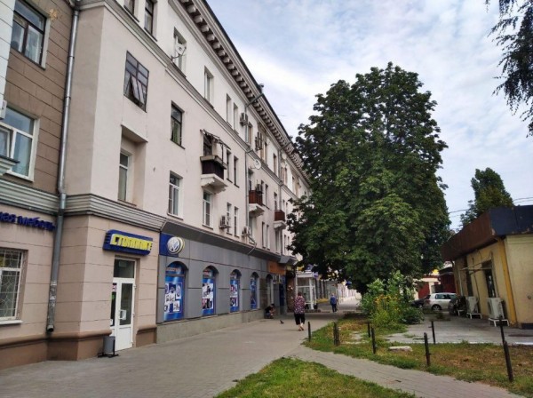 Кафешки Андрея Прытыкина испортили архитектурный облик известной сталинки